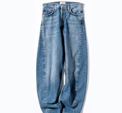 40代こそ更新が必要！スタイリストに聞く「カーブワイドデニム」のオシャレ術