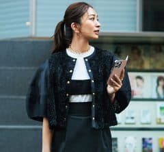 地味見えしない40代の黒コーデは「白をはさむ」とオシャレになる！【2選】